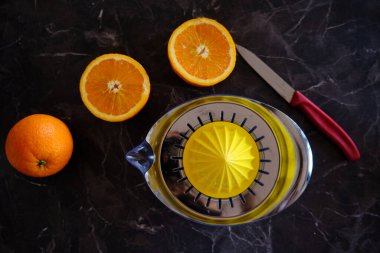 Portakal suyu, C vitamini, taze el meyve suyu. Yarısı kesilmiş portakal. Sağlıklı bir yaşam tarzı. Dokunulmazlık artışı konsepti. Hastalıklardan korunma.