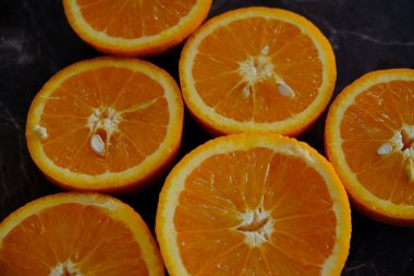 Portakal suyu, C vitamini, taze el meyve suyu. Yarısı kesilmiş portakal. Sağlıklı bir yaşam tarzı. Dokunulmazlık artışı konsepti. Hastalıklardan korunma.