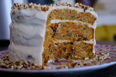 Ev yapımı sağlıklı havuçlu kek, beyaz kremalı pasta, lezzetli pasta, pasta dilimi.