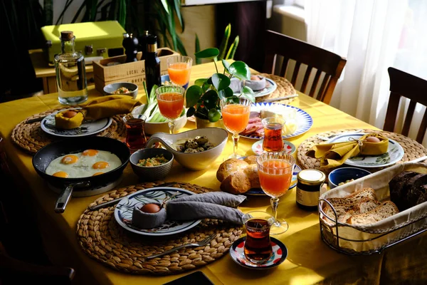 Paskalya Kahvaltısı Rahat Bir Ortamı Sıcak Kahvaltı Masası — Stok fotoğraf