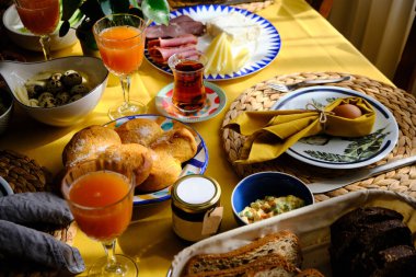 Paskalya kahvaltısı. Rahat bir ev ortamı. Sıcak kahvaltı masası..