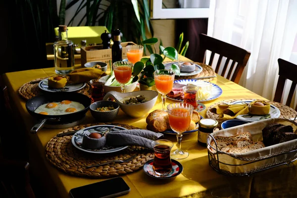 Osterfrühstück Gemütliches Wohnumfeld Warmer Frühstückstisch — Stockfoto