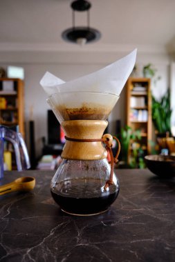 Evde özel bir filtre kahve hazırlıyorum, sade kahve demliyorum. Evde kahve demleme konsepti.