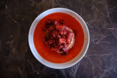 Ev yapımı çilek soslu bir yığın vejetaryen krep. Lezzetli ve sağlıklı ev yapımı kahvaltı..