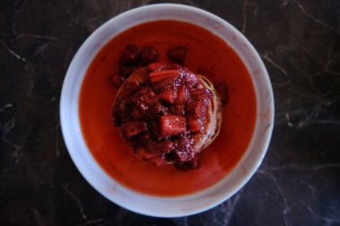 Ev yapımı çilek soslu bir yığın vejetaryen krep. Lezzetli ve sağlıklı ev yapımı kahvaltı..