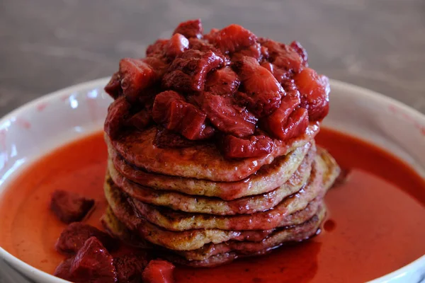Stapel Veganer Pfannkuchen Mit Hausgemachter Erdbeersoße Leckeres Und Gesundes Hausgemachtes — Stockfoto