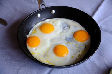 Geleneksel Türk Kahvaltısı Sunny Side Up Eggs, Feta Cheese, Tea, Zeytin ve Salatalık. İki kişilik kahvaltı.