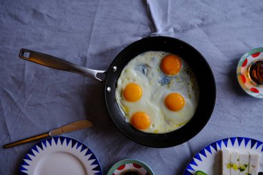 Geleneksel Türk Kahvaltısı Sunny Side Up Eggs, Feta Cheese, Tea, Zeytin ve Salatalık. İki kişilik kahvaltı.