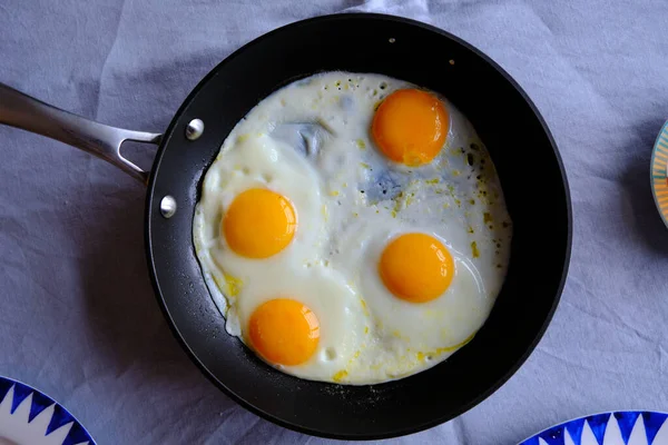 Traditionell Turkisk Frukost Med Sunny Side Eggs Fetaost Oliver Och — Stockfoto