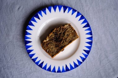 Bir dilim ev yapımı sağlıklı muzlu ekmek.