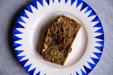 Bir dilim ev yapımı sağlıklı muzlu ekmek.