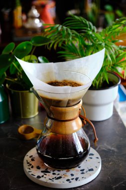 Chemex filtresi kahve demleme metodu. Evde kahve yapıyorum. Ev barmenleri için kavram.