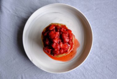 Glütensiz, çilek soslu vejetaryen krep.