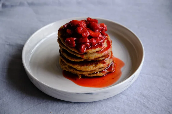 Bezlepkové Veganské Palačinky Jahodovou Omáčkou — Stock fotografie