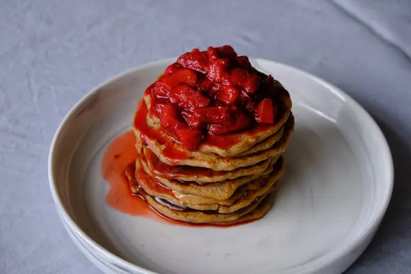 Bezlepkové Veganské Palačinky Jahodovou Omáčkou — Stock fotografie