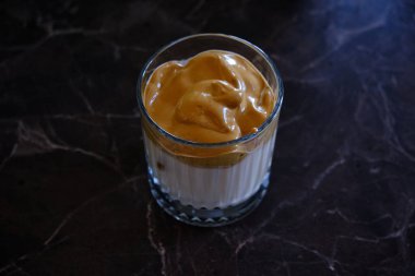 Buzlu Dalgona kahvesi, Hindistan cevizi şekeri ve soya sütlü kremalı Kore kahvesi. Vegan Dalgona Kahve.