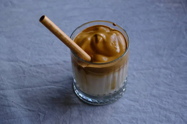 Eiskaffee Dalgona Geschlagener Trendiger Koreanischer Kaffee Mit Kokoszucker Und Sojamilch — Stockfoto