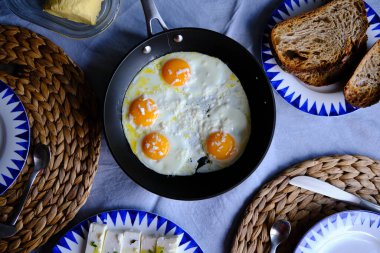 Peynirli Sunny Side Up Yumurtaları