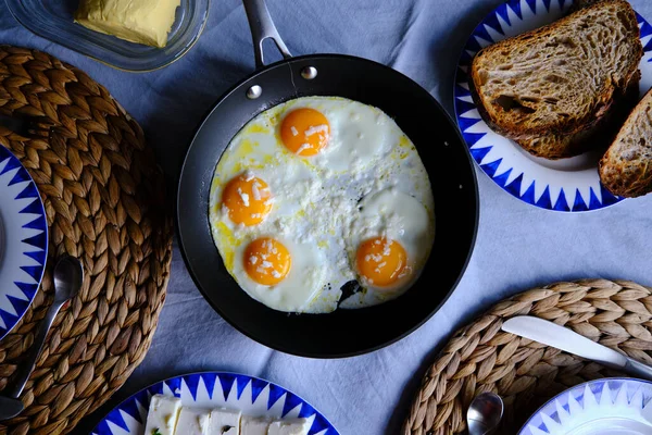 Huevos Soleados Con Queso —  Fotos de Stock