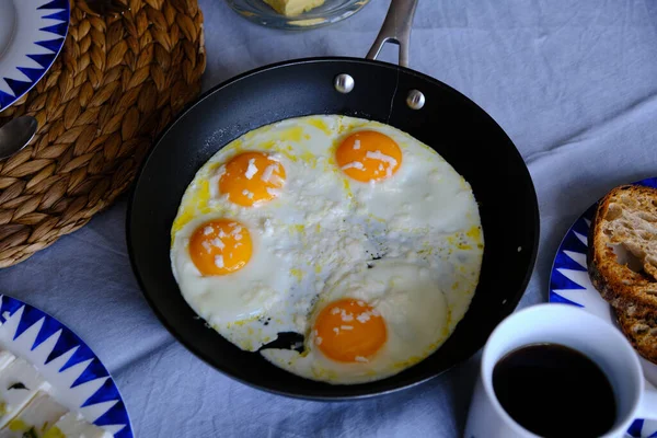 Peynirli Sunny Side Yumurtaları — Stok fotoğraf