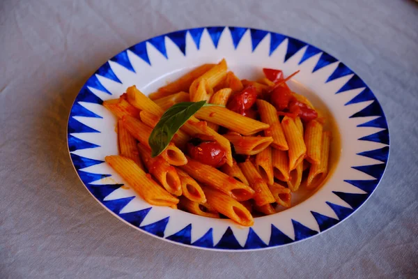 Hausgemachte Pasta Mit Tomatensauce Und Basilikum — Stockfoto