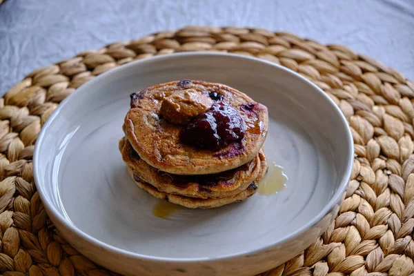 Hromada Domácích Palačinek Arašídovým Máslem Marmeládou — Stock fotografie