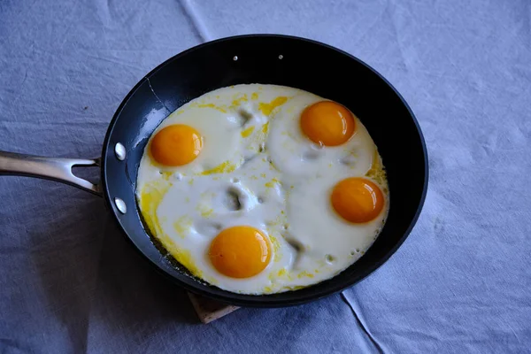 Œufs Ensoleillés Latéraux Dans Une Casserole — Photo