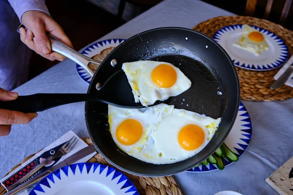 Tavada Güneşli Taraflı Yumurtalar — Stok fotoğraf