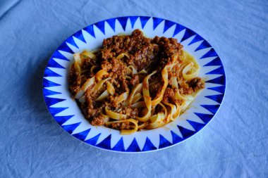 Tagliatelle Bolonez. Et soslu ve Bolonez soslu uzun, düz yumurtalı makarna..