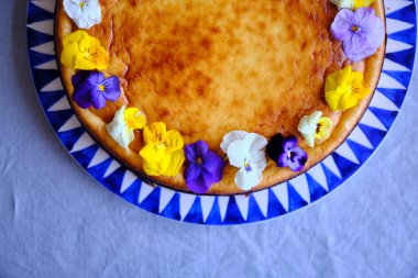 San Sebastian Cheesecake, yenilebilir çiçeklerle süslenmiş.