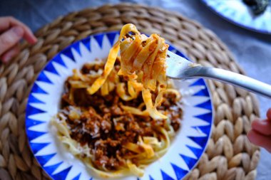 Tagliatelle Bolonez. Et soslu ve Bolonez soslu uzun, düz yumurtalı makarna..
