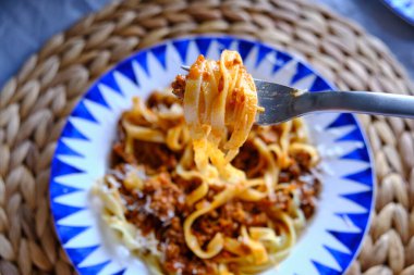 Tagliatelle Bolonez. Et soslu ve Bolonez soslu uzun, düz yumurtalı makarna..