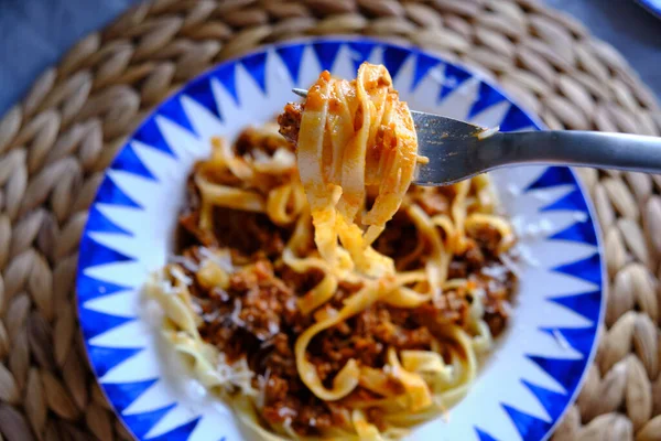 Tagliatelle Bolognese พาสต าไข แบนยาวก บซอสเน อหร อซอส Bolognese — ภาพถ่ายสต็อก