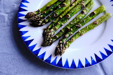 Baharat ve zeytinyağıyla pişirilmiş kuşkonmaz.