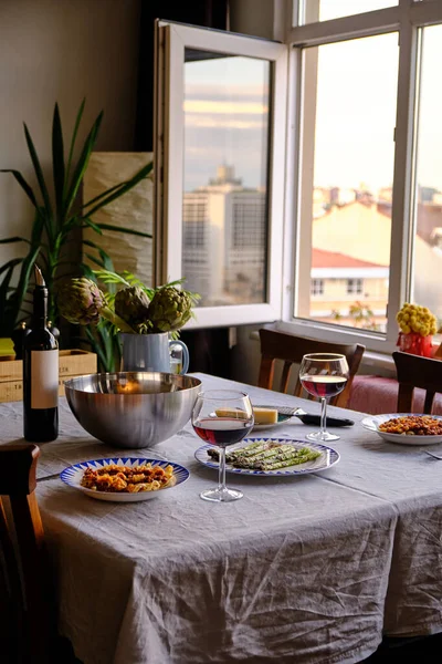 Bolonez Soslu Tagliatelle Makarnası Fırında Kuşkonmaz Parmesan Peyniri Salata Kırmızı — Stok fotoğraf