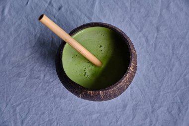 Nane, yeşil elma ve zencefilli sağlıklı yeşil kereviz suyu. Hindistan cevizi kabında servis edilir..