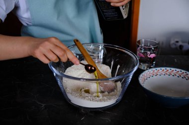 Ev yapımı İtalyan pizzası hazırlamak, pizza hamuru yapmak.