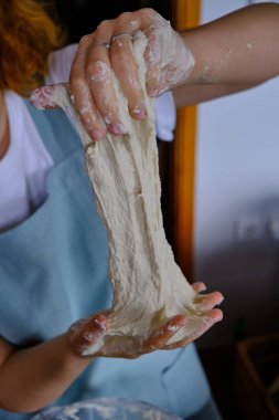 Ev yapımı İtalyan pizzası hazırlamak, pizza hamuru yapmak.