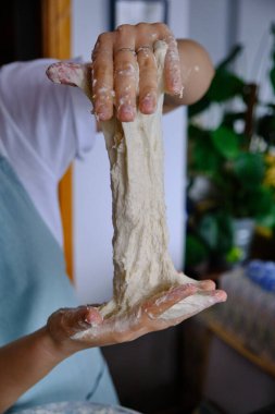 Ev yapımı İtalyan pizzası hazırlamak, pizza hamuru yapmak.