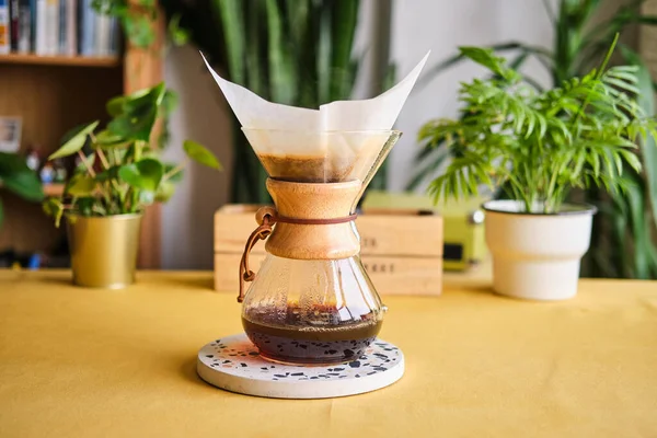 化学过滤器咖啡酿造方法 在家煮咖啡 家庭贵族的概念 图库图片