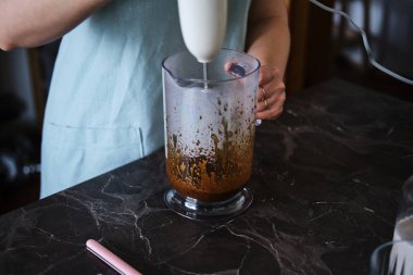 Evde Dalgona kahvesi yapmak, ev yapımı Dalgona kahvesi hazırlamak.