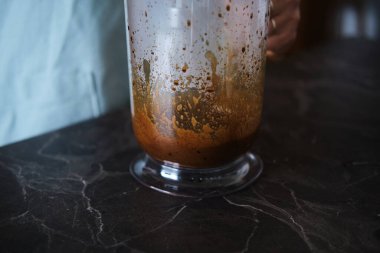 Evde Dalgona kahvesi yapmak, ev yapımı Dalgona kahvesi hazırlamak.