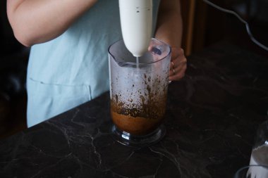 Evde Dalgona kahvesi yapmak, ev yapımı Dalgona kahvesi hazırlamak.