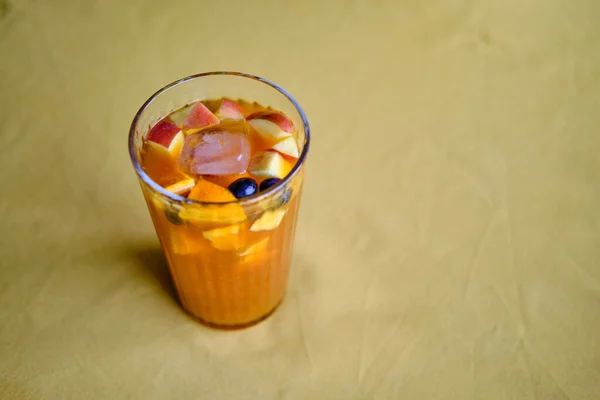 Házi Készítésű Sangria Ice Tea Ice Tea Friss Gyümölcsökkel Narancslével — Stock Fotó