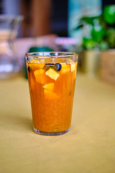 Zelfgemaakte Sangria Ice Tea Ice Tea Met Vers Fruit Sinaasappelsap — Stockfoto