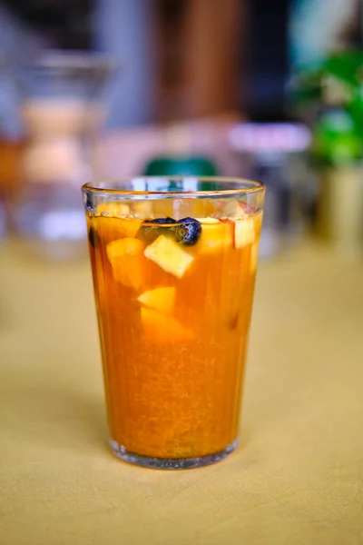 Házi Készítésű Sangria Ice Tea Ice Tea Friss Gyümölcsökkel Narancslével — Stock Fotó