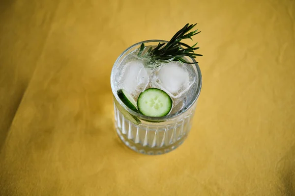 Bebida Alcoólica Gin Coquetel Tônico Com Pepino Alecrim Gelo — Fotografia de Stock