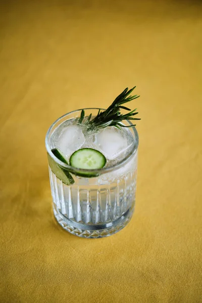 Alcoholische Drank Gin Tonic Cocktail Met Komkommer Rozemarijn Ijs — Stockfoto