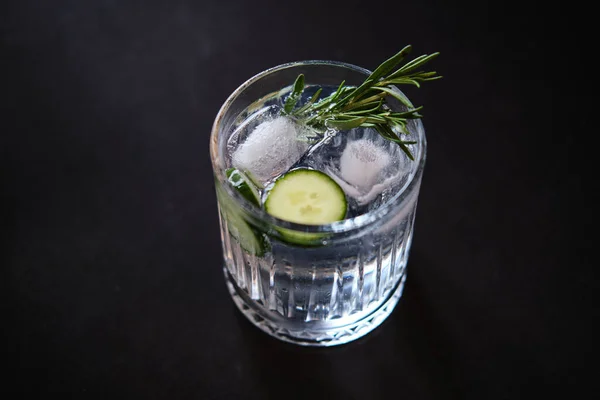 Alkoholhaltig Drink Gin Tonic Cocktail Med Gurka Rosmarin Och Stockbild