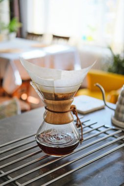 İstanbul, Türkiye / Mayıs 2020 / Chemex kahve yapma yöntemini filtreler. Evde kahve yapıyorum. Ev barmenleri için kavram.